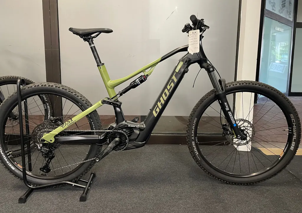 Ghost E-Mountainbike Fully in Grün und Schwarz bei Kraft Bike Plochingen