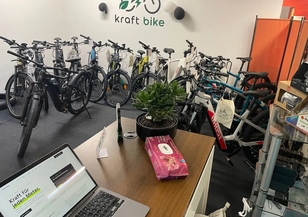 Beratungstisch im Verkaufsraum von Kraft Bike Plochingen
