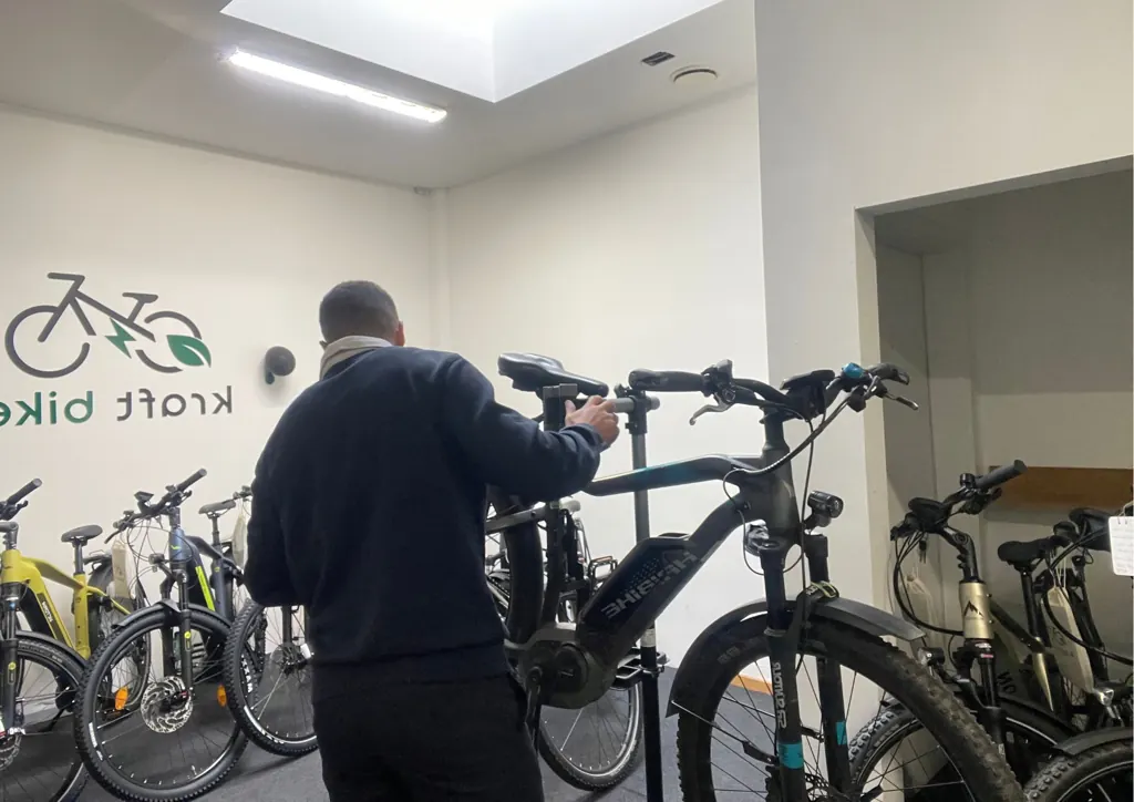 E-Bike im Montageständer in der Werkstatt von Kraft Bike Plochingen