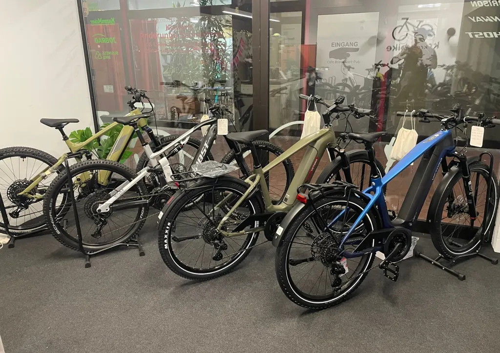 Neue E-Bikes im Schaufenster von Kraft Bike in Plochingen