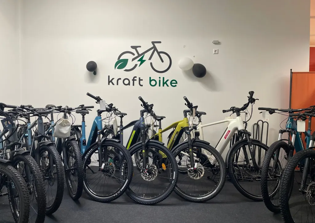 Showroom von Kraft Bike in Plochingen mit Victoria E-Bikes vor dem Kraft-Bike-Logo