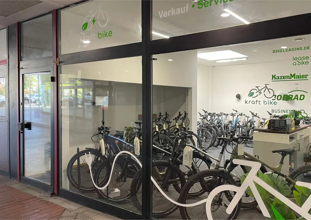 Schaufenster von Kraft Bike Plochingen mit den Dienstrad-Leasing-Partnern JobRad, Bikeleasing, Lease a Bike, Kazenmaier und BusinessBike