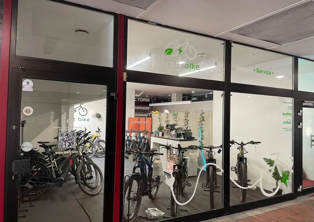 Ladenfront von Kraft Bike in der Marktstraße 14–17 in Plochingen mit Eingang und Schaufenster